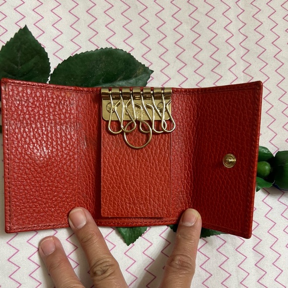 Luxury Gucci Leather Key Case Holder in Red - Picture 4 of 7